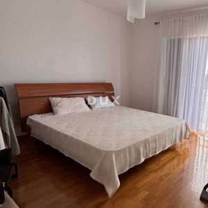 ŠIBENIK, CRNICA  – Dvoetažni stan sa pogledom i garažom, 250 m² 