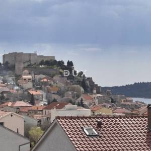 ŠIBENIK, CRNICA  – Dvoetažni stan sa pogledom i garažom, 250 m² 