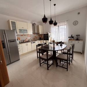 ŠIBENIK, CRNICA  – Dvoetažni stan sa pogledom i garažom, 250 m² 