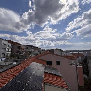 ŠIBENIK, CRNICA  – Dvoetažni stan sa pogledom i garažom, 250 m² 