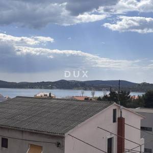 ŠIBENIK, CRNICA  – Dvoetažni stan sa pogledom i garažom, 250 m² 