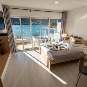 ŠIBENIK OKOLICA, GREBAŠTICA – Mini hotel prvi red do mora s bazenom i restoranom