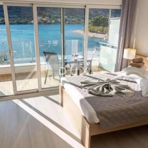 ŠIBENIK OKOLICA, GREBAŠTICA – Mini hotel prvi red do mora s bazenom i restoranom