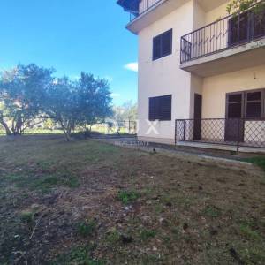 ŠIBENIK RASLINA - Kuća s velikim dvorištem 200 metara od mora