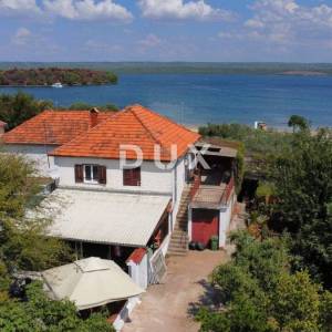 ŠIBENIK RASLINA - Samostojeća kuća s poslovnim prostorom, 2. red od mora