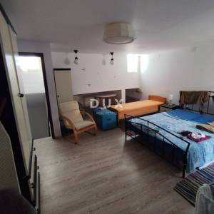 ŠIBENIK, RIVA - Autentičan stan u kamenoj kući s pogledom na more