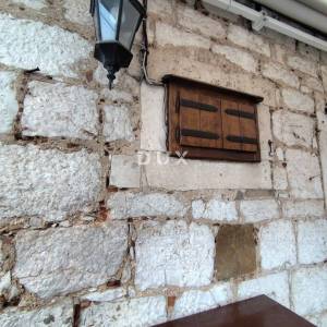 ŠIBENIK, RIVA - Povijesna kamena kuća uz more s poslovnim prihodom