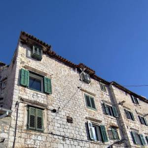 ŠIBENIK, RIVA - Povijesna kamena kuća uz more s poslovnim prihodom