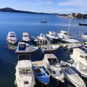ŠIBENIK, RIVA - Povijesna kamena kuća uz more s poslovnim prihodom