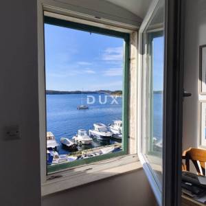ŠIBENIK, RIVA - Povijesna kamena kuća uz more s poslovnim prihodom