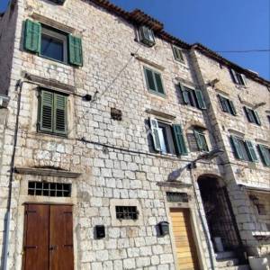 ŠIBENIK, RIVA - Povijesna kamena kuća uz more s poslovnim prihodom