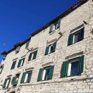 ŠIBENIK, RIVA - Povijesna kamena kuća uz more s poslovnim prihodom
