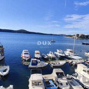 ŠIBENIK, RIVA - Stan i poslovni prostor u prvom redu do mora