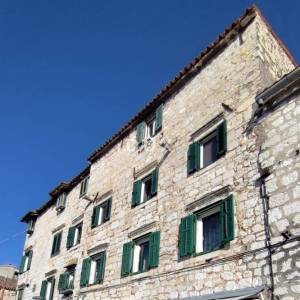 ŠIBENIK, RIVA - Stan i poslovni prostor u prvom redu do mora