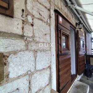 ŠIBENIK, RIVA - Stan i poslovni prostor u prvom redu do mora