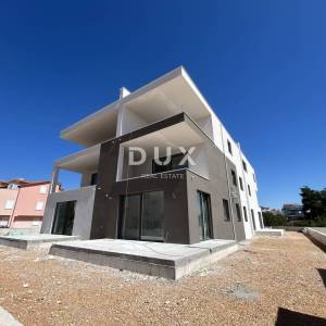 ŠIBENIK, SRIMA – Stan u novogradnji s velikim vrtom, 70 m od mora!