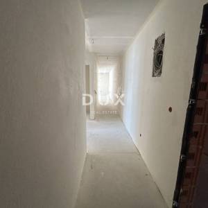 ŠIBENIK, SRIMA – Stan u novogradnji s velikim vrtom, 70 m od mora!