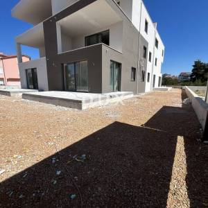 ŠIBENIK, SRIMA – Stan u novogradnji s velikim vrtom, 70 m od mora!