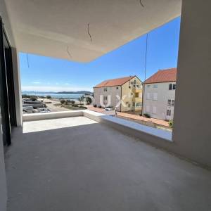 ŠIBENIK, SRIMA – Stan u novogradnji, pogled na more, lift, 60m od mora