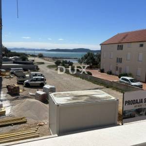 ŠIBENIK, SRIMA – Stan u novogradnji, pogled na more, lift, 60m od mora