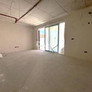 ŠIBENIK, SRIMA – Stan u novogradnji, pogled na more, lift, 60m od mora
