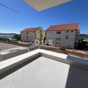 ŠIBENIK, SRIMA – Stan u novogradnji, pogled na more, lift, 60m od mora