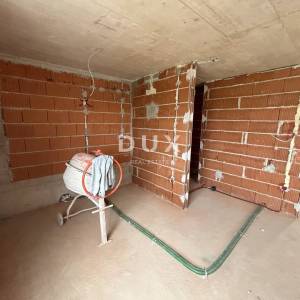 ŠIBENIK, VODICE – 121 m² privatnog vrta, garaža, 500 m od mora