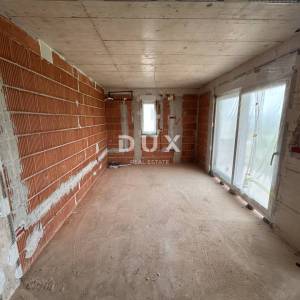 ŠIBENIK, VODICE – 121 m² privatnog vrta, garaža, 500 m od mora