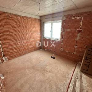 ŠIBENIK, VODICE – 121 m² privatnog vrta, garaža, 500 m od mora