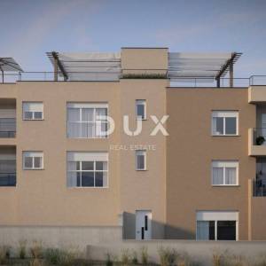 ŠIBENIK, VODICE – 121 m² privatnog vrta, garaža, 500 m od mora