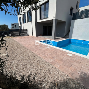 ŠIBENIK, VODICE – Duplex s bazenom i trajnim, otvorenim pogledom
