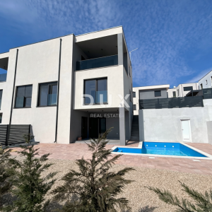 ŠIBENIK, VODICE – Duplex s bazenom i trajnim, otvorenim pogledom