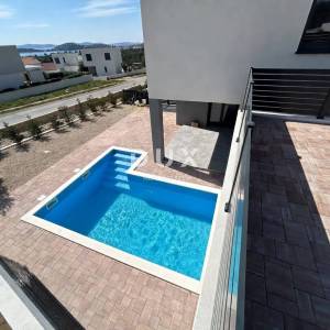 ŠIBENIK, VODICE – Duplex s bazenom i trajnim, otvorenim pogledom