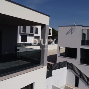 ŠIBENIK, VODICE – Duplex s bazenom i trajnim, otvorenim pogledom