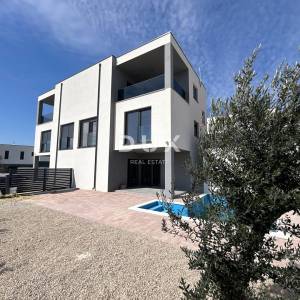 ŠIBENIK, VODICE – Duplex s bazenom i trajnim, otvorenim pogledom