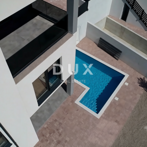 ŠIBENIK, VODICE – Duplex s bazenom i trajnim, otvorenim pogledom