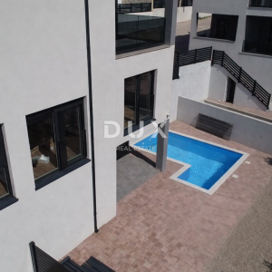 ŠIBENIK, VODICE – Duplex s bazenom i trajnim, otvorenim pogledom