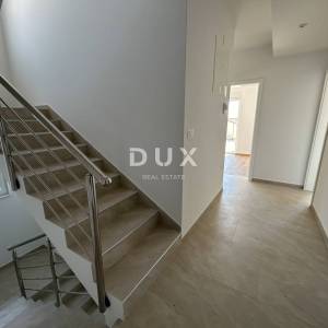 ŠIBENIK, VODICE – Duplex s bazenom i trajnim, otvorenim pogledom