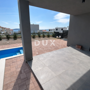 ŠIBENIK, VODICE – Duplex s bazenom i trajnim, otvorenim pogledom