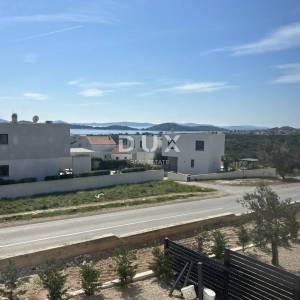 ŠIBENIK, VODICE – Duplex s bazenom i trajnim, otvorenim pogledom