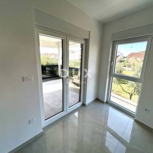 ŠIBENIK, VODICE – Dvosoban stan s 2 velike terase (25 m²), NOVOGRADNJA
