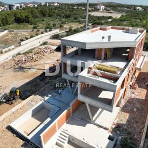 ŠIBENIK, VODICE – Ekskluzivni duplex s vrtom i bazenom, savršen spoj mira, dizajna i mediteranskog načina života