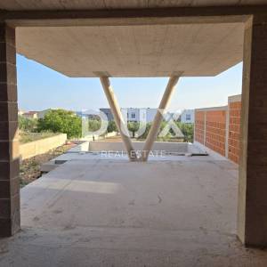 ŠIBENIK, VODICE – Ekskluzivni duplex s vrtom i bazenom, savršen spoj mira, dizajna i mediteranskog načina života