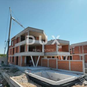 ŠIBENIK, VODICE – Penthouse s panoramskim pogledom na more, luksuz koji diše slobodom i svjetlom