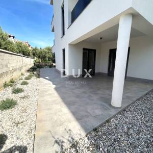 ŠIBENIK, VODICE – Prizemlje s terasama okruženo vrtom, NOVOGRADNJA