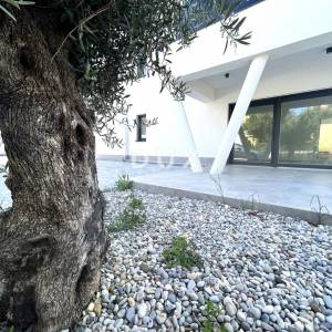 ŠIBENIK, VODICE – Prizemlje s terasama okruženo vrtom, NOVOGRADNJA