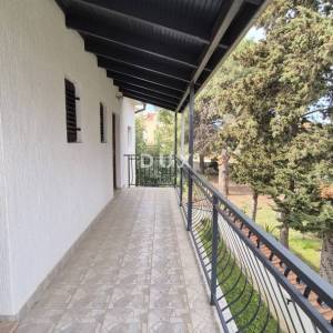 ŠIBENIK, VODICE - Prodaja imanja s 3 objekta 140m od plaže