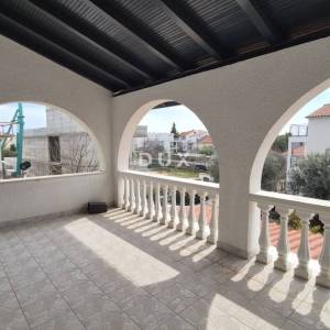 ŠIBENIK, VODICE - Prodaja imanja s 3 objekta 140m od plaže