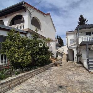 ŠIBENIK, VODICE - Prodaja imanja s 3 objekta 140m od plaže