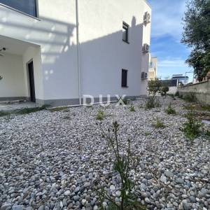 ŠIBENIK, VODICE – Stan u prizemlju sa 121 m² vrta, 2 parkinga, novogradnja